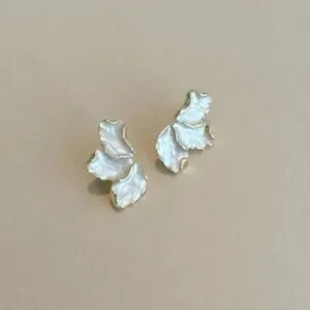 White flower earrings?N1081